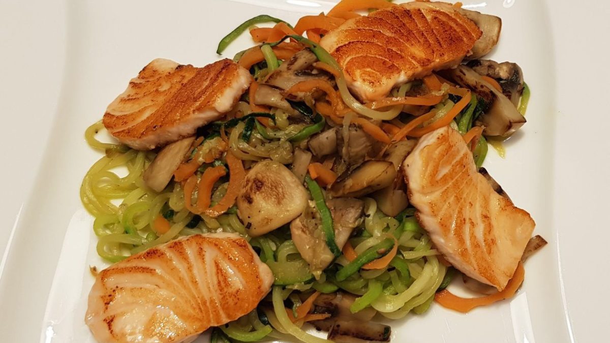 Zucchini-Karotten-Spaghetti mit Lachsfilet